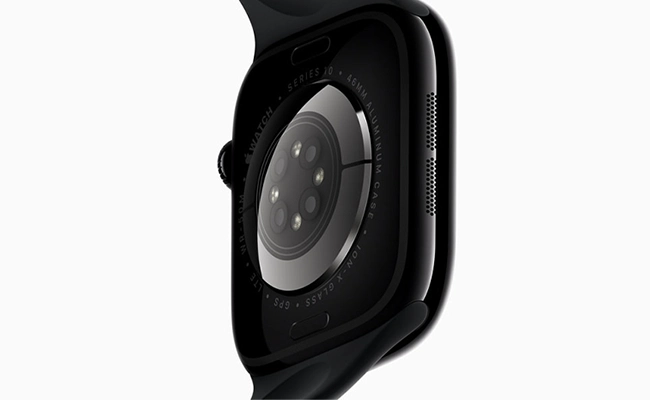 در این عکس نمایی از پشت اپل واچ S10 تیتانیوم نمایش داده شده است.