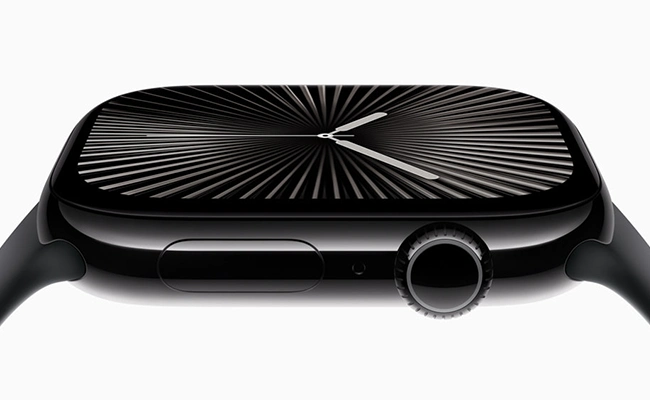 در این عکس یک اپل واچ S10 تیتانیوم نمایش داده شده است.