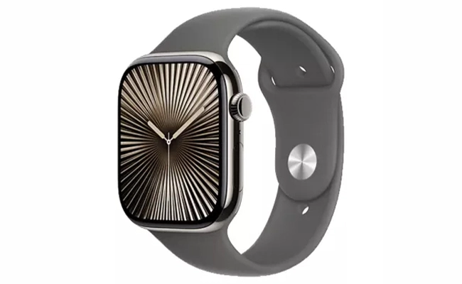 در این عکس یک اپل واچ ۴۶ میلی‌متری S10 تیتانیوم با بند اسپرت سیلیکون نمایش داده شده است.