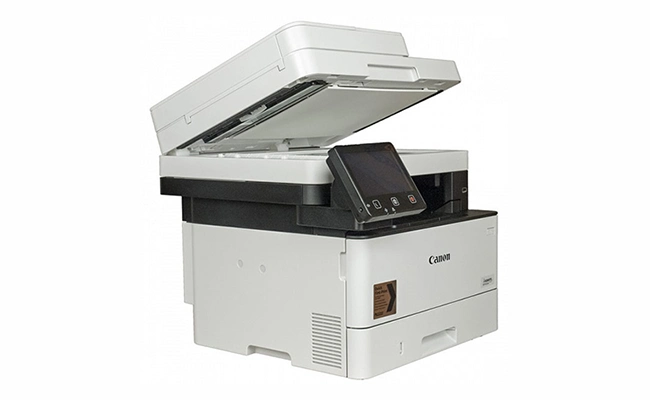 در این عکس یک پرینتر چندکاره لیزری کانن مدل MF443dw از نمای راست نمایش داده شده است.
