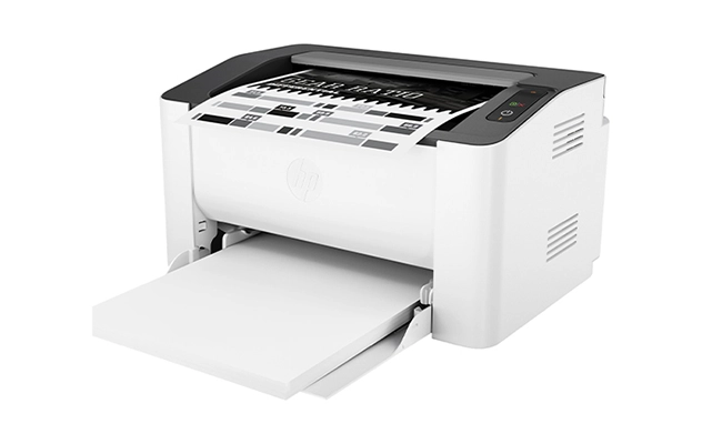 در این عکس یک چاپگر  hp 107a نمایش داده شده است که درب مخازن کاغذ آن باز است.