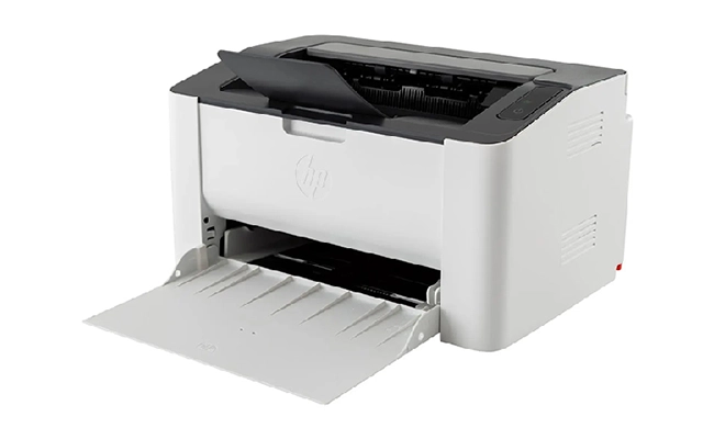 در این عکس یک پرینتر تک کاره لیزری 107a اچ پی و یک برگ در حال چاپ نمایش داده شده است.