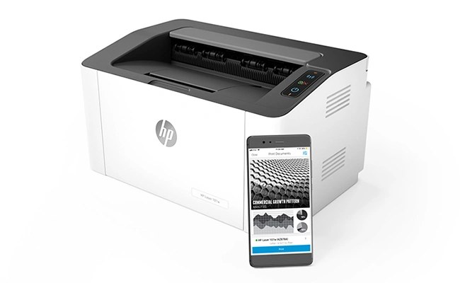 در این عکس یک موبایل در کنار یک پرینتر لیزری hp 107w نمایش داده شده است.