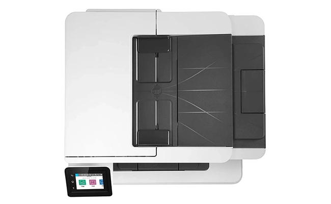 در این عکس چاپگر hp mfp m428fdw از بالا نمایش داده شده است.