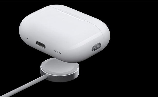 در این عکس کیس و شارژر کیس هندزفری AirPod Pro 2 نمایش داده شده است.