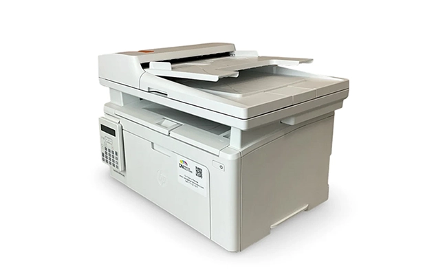 در این عکس یک پرینتر hp M130fn نمایش داده شده است.