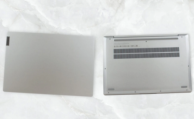 در این عکس نمای پشتی لپ تاپ IdeaPad 5 15IAL7-82SF00K6PS لنوو نمایش داده شده است.