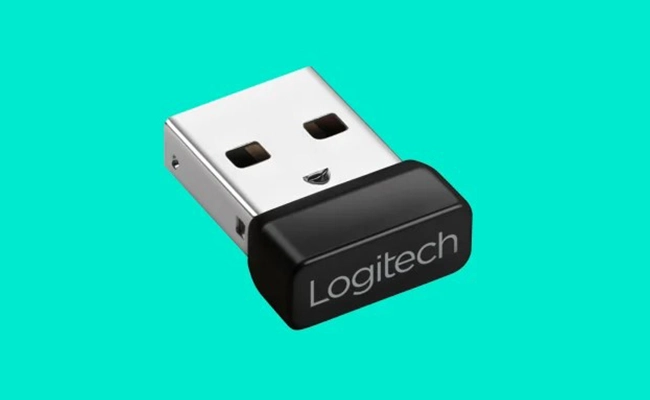 در این عکس دانگل ست ماوس و کیبورد لاجیتک MK240 بی سیم نمایش داده شده است.