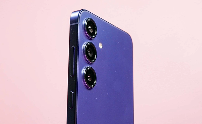 در این عکس نمایی از دوربین&zwnj;های  اصلی موبایل سامسونگ Galaxy S25 Plus نمایش داده شده است.