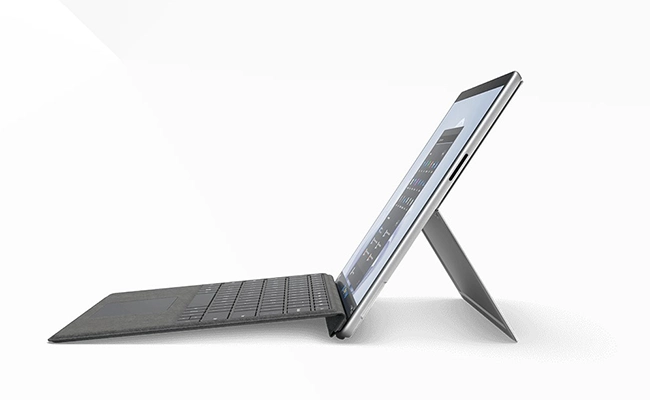 در این عکس یک تبلت سرفیس پرو ۹ در حالت ایستاده روی پایه و از پهلو نمایش داده شده است.