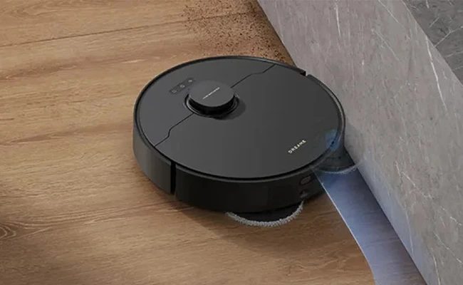 در این عکس جارو رباتیک شیائومی X40 Ultra در حال تمیز کردن سطوح زیر مبلمان کم ارتفاع نمایش داده شده است.