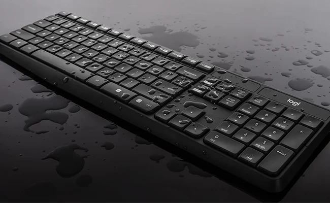 در این عکس یک کیبورد لاجیتک mk235 نمایش داده شده که بر روی مایعی ریخته است.