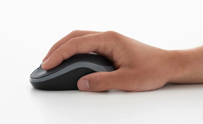 در این عکس موس ست موس و کیبورد لاجیتک Logitech mk270 در دست کاربر نمایش داده شده است.