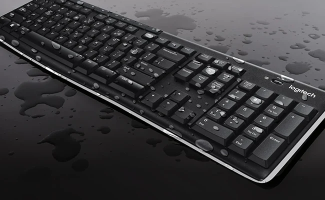 در این عکس صفحه کلید ست موس و کیبورد بیسیم لاجیتک mk270 که روی آن آب پاشیده شده، نمایش داده شده است.