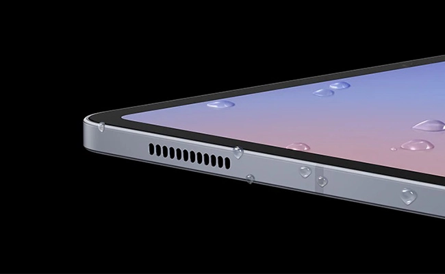 مقاومت سامسونگ Tab S10 پلاس SM-X820 در برابر آب در این عکس قطرات آب روی سامسونگ Tab S10 پلاس SM-X820 نمایش داده شده است.