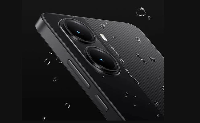 در این عکس گوشی poco x7 pro در برابر پاشش آب نمایش داده شده است.