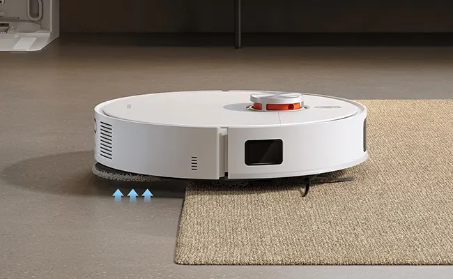 در این عکس جارو رباتیک شیائومی X20 Pro در حال عبور از لبه فرش نمایش داده شده است.