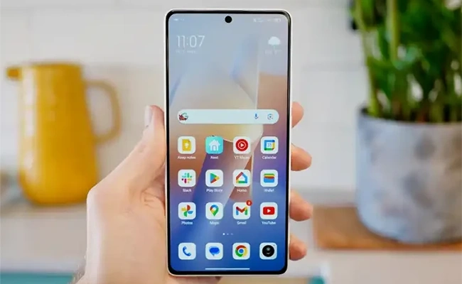 شیائومی Redmi Note ۱۳ ۴G گوشی شیائومی Redmi Note ۱۳ ۴G در دست با اسکرین روشن