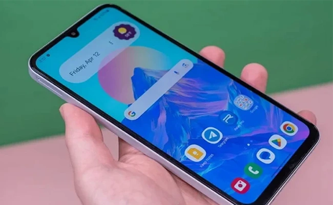 گوشی سامسونگ گلکسی A16 4G سامسونگ گلکسی A16 4G با صفحه روشن در دست