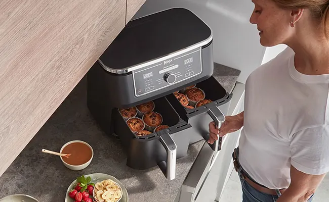 در این عکس کاپ کیک پخته شده با سرخ کن ninja af400 نشان‌داده شده است.