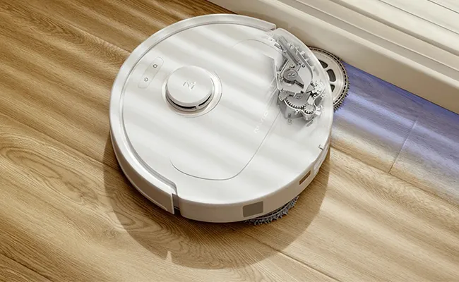 در این عکس ربات یک جارو رباتیک شیائومی مدل Roborock Q Revo Pro در حال تمیزکاری لبه‌ها نمایش داده شده است.