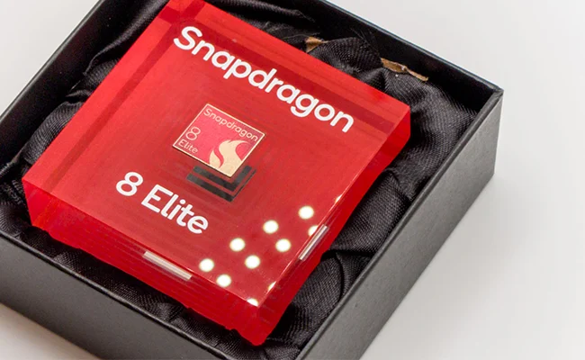 یک جعبه سیاه که در داخل آن یک تراشه snapdragon 8 elite به رنگ قرمز وجود دارد. snapdragon 8 elite تراشه قدرتمند s25 ultra
