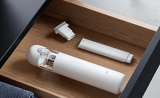 در این عکس یک جارو شارژی Mijia شیائومی – مدل ssxcq01xy در یک کشوی دراور نمایش داده شده است.