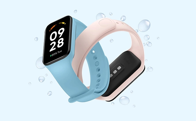 در این عکس مچ بند هوشمند Redmi smart band 2 شیائومی در آب نمایش داده شده است.