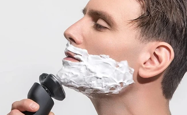 مرد جوان در حال اصلاح صورت با شیور شیائومی