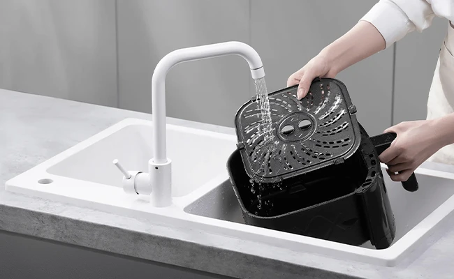 در این عکس سرخ کن شیائومی maf08 در حال شستشو نمایش داده شده است.