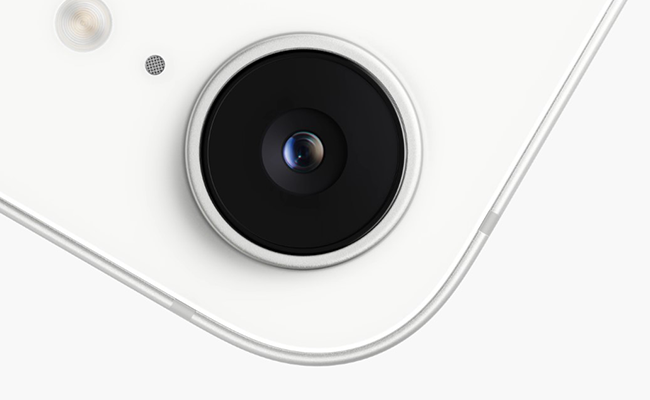 دوربین گوشی iPhone e16 در این عکس دوربین گوشی iPhone e16 از نمایی نزدیک نمایش داده شده است.