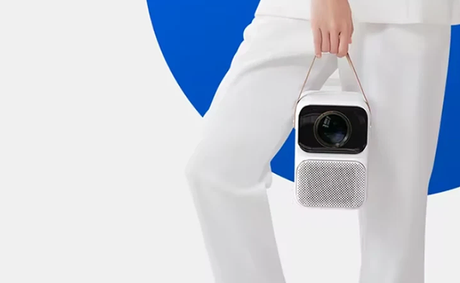 ویدئو پروژکتور Wanbo t6 max در دست یک خانم