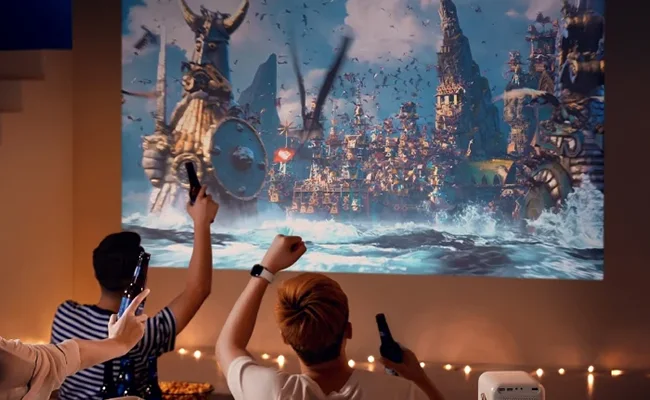 چند نوجوان در حال تماشای فیلم با پروژکتور t6max 