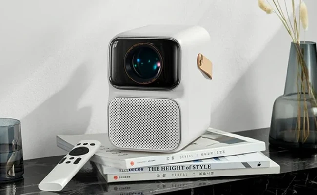 عکس ویدئو پروژکتور شیائومی مدل wanbo t6 max قرار گرفته روی چند کتاب