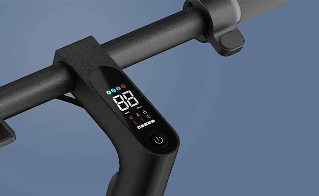در این عکس پنل اسکوتر Mi Electric Scooter 4 اولترا Xiaomi نمایش داده شده است.