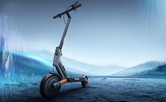در این عکس یک اسکوتر برقی Mi Electric Scooter 4 Ultra شیائومی در یک دشت بارانی نمایش داده شده است.