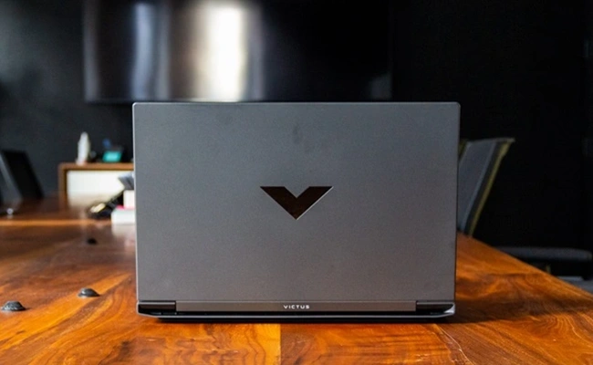 لپ‌ تاپ اچ‌ پی ویکتوس ۱۵ نما از پشت