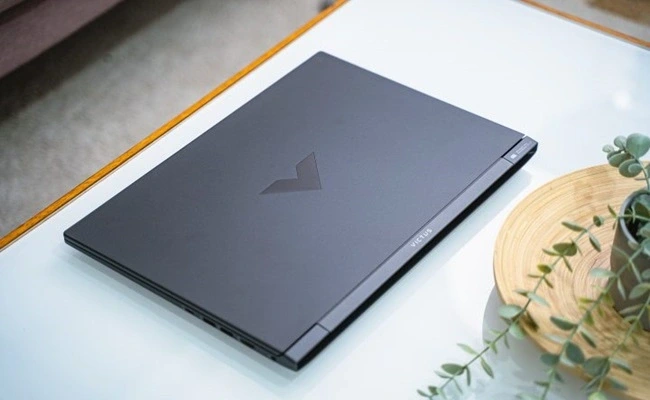 لپ‌ تاپ اچ‌ پی ویکتوس ۱۶ روی میز