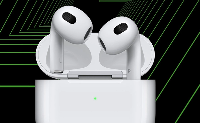 در این عکس دو ایرپاد و کیس شارژ هدفون بلوتوثی اپل مدل airpods 3 pro نمایش داده شده است.
