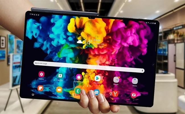 تبلت سامسونگ Galaxy Tab S10 FE Plus در دست دختری