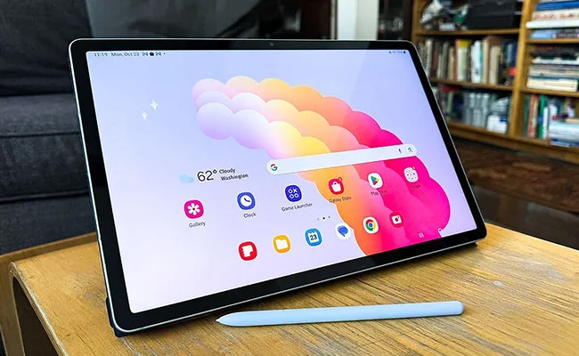 تبلت سامسونگ Galaxy Tab S10 FE Plus  قرار گرفته روی میز به همراه قلمش