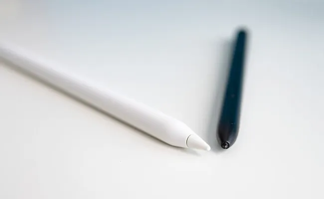 عکس قلم نوری apple pencil در دو رنگ سیاه و سفید
