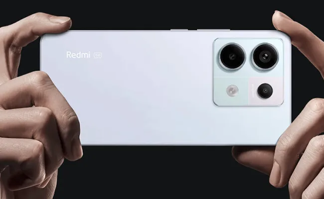 گوشی Redmi Note 13 Pro 5G در دست در حال عکس‌برداری