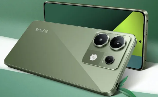 دو گوشی Redmi Note 13 Pro 5G  سبز از جلو و پشت در کنار یک برگ
