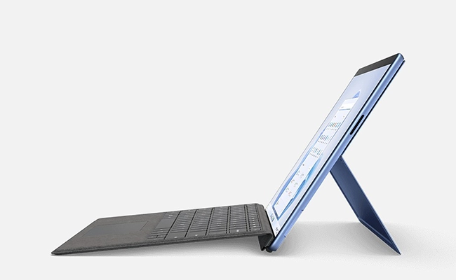 در این عکس یک تبلت Surface Pro 9 i7 مایکروسافت ۵۱۲ گیگابایت رم ۱۶ نمایش داده شده است.