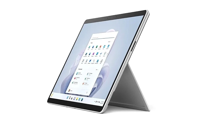 در این عکس یک تبلت 13 اینچی مایکروسافت مدل surface pro 9 حافظه 256 و رم 16 گیگابایت نمایش داده شده است.