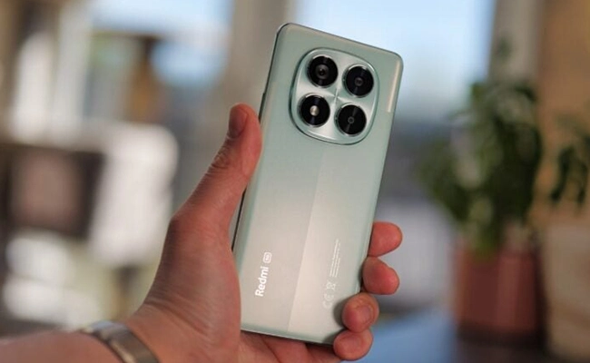 گوشی شیائومی ردمی نوت 14 پرو در دست یک مرد