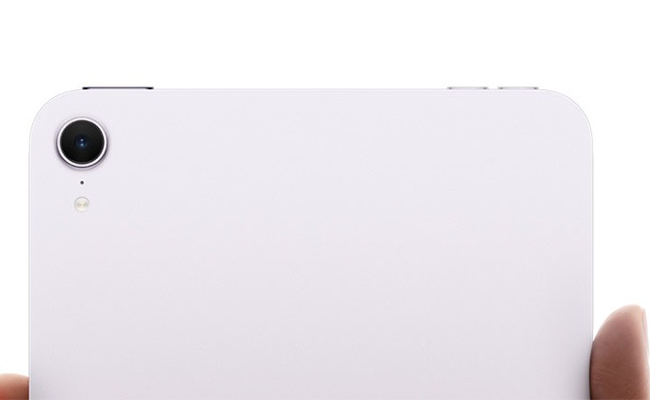 در این عکس آیپد ۷ مینی از پشت نمایش داده شده است.