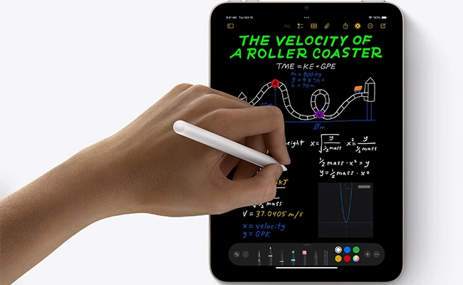 در این عکس کاربری در حال کار با قلم بر روی ایپد مینی 7 2024 نمایش داده شده است.
