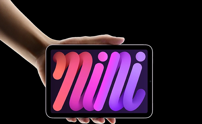در این عکس یک آیپد iPad mini 7 (2024) WIFI اپل 128 گیگابایت رم 8 گیگابایت در دست کاربر نمایش داده شده است.
